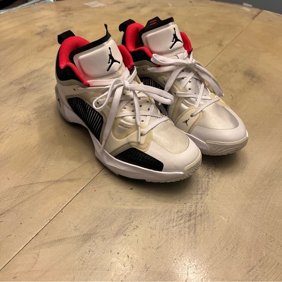 Air Jordan 37 Low Siren Red Low, Men’s Size 8 US - Picture 2 of 7